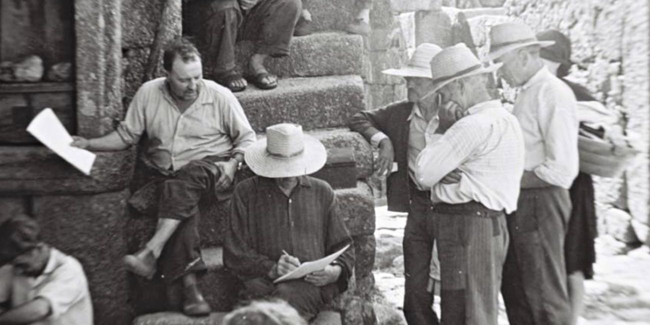Fotografia original de Manuel de Azevedo Antunes, que retrata uma das reuniões da aldeia, onde se tomavam todas as decisões