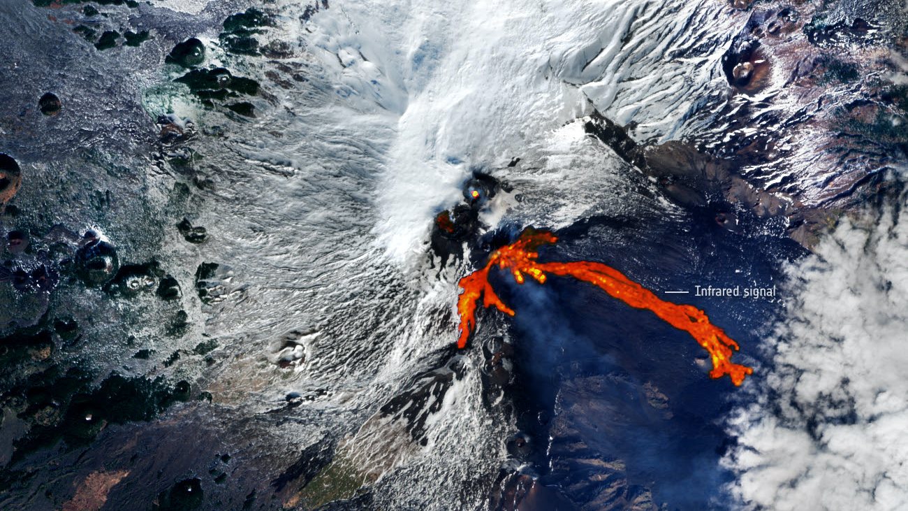 Esta imagem do vulcão Etna, captada pela missão Sentinel-2, do programa Copérnico, sinaliza a vermelho vivo o fluxo de lava