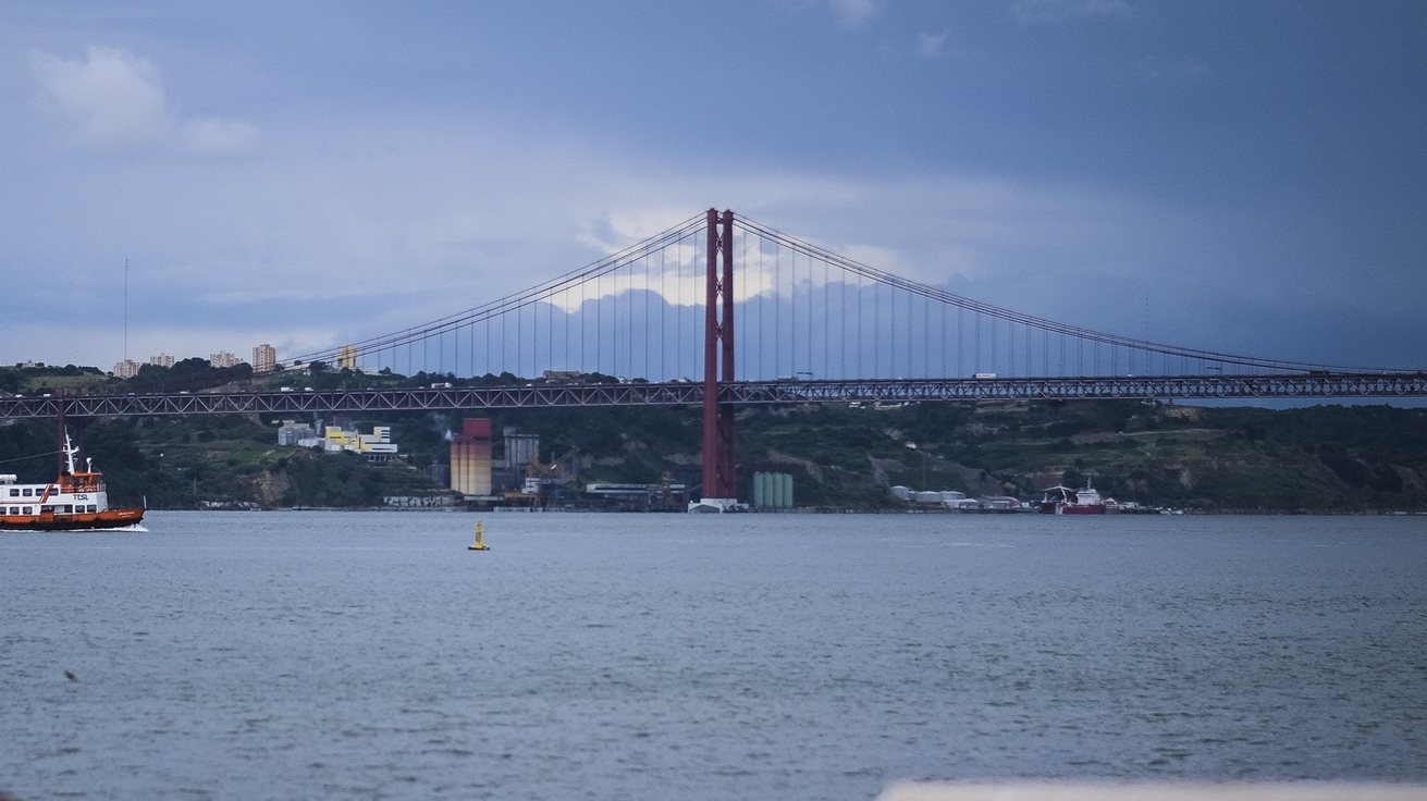 Um cacilheiro atravessa o rio Tejo, em Lisboa, em Lisboa, 18 de junho de 2021. O Governo decidiu proibir as deslocações de e para a Área Metropolitana de Lisboa (AML) no fim de semana devido à subida dos casos de covid-19 neste território. MÁRIO CRUZ/LUSA