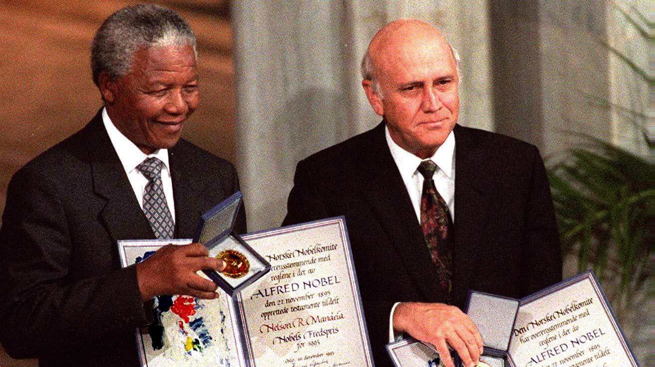 O ex-Presidente sul-africano, Nelson Mandela (E) acompanhado pelo vice-presidente, Frederik De Klerk (D), após terem sido galardoados com o Prémio Nobel da Paz a 09 de dezembro de 1993.