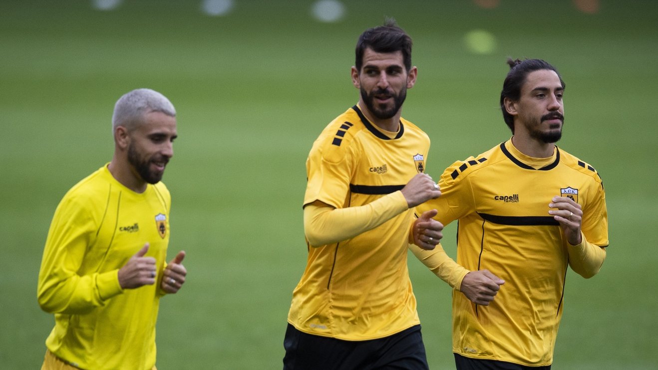 epa08691632 AEK players (L-R) Paulinho, Nelson Oliveira, and Andre Simoes warm up during a training session in St. Gallen, Switzerland, 23 September 2020. AEK Athens will face FC St. Gallen in the UEFA Europa League third qualifying round match on 24 September 2020.  EPA/GIAN EHRENZELLER