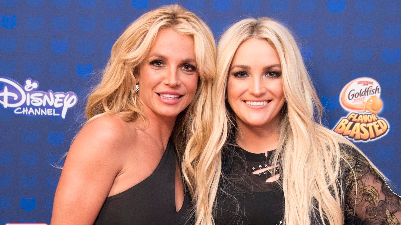 Britney, à esquerda, e Jamie Lynn, à direita. A irmã da cantora afirmou ter atropelado uma série de gatos ao sair de casa por o seu Tesla não fazer barulho