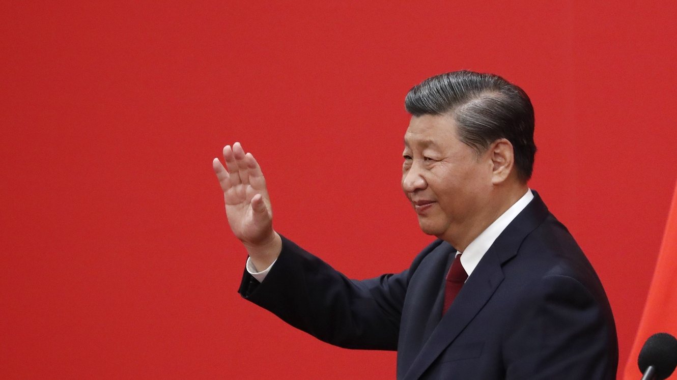 epaselect epa10260230 Chinese President Xi Jinping waves at a press conference introducing the new members of the Standing Committee of the Political Bureau of the 20th Chinese Communist Party (CPC) Central Committee at the Great Hall of People in Beijing, China, 23 October 2022. The members of the Politburo Standing Committee in China represent the collective supreme power of the Chinese Communist Party for the next five years.  EPA/MARK R. CRISTINO
