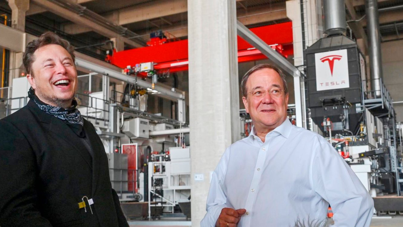 Elon Musk recebeu Armin Laschet, candidato a sucessor de Angela Merkel no Partido Conservador, para uma visita à Gigafactory Berlim. O anúncio da feira e visita à fábrica a 9 de Outubro surgiu pouco depois