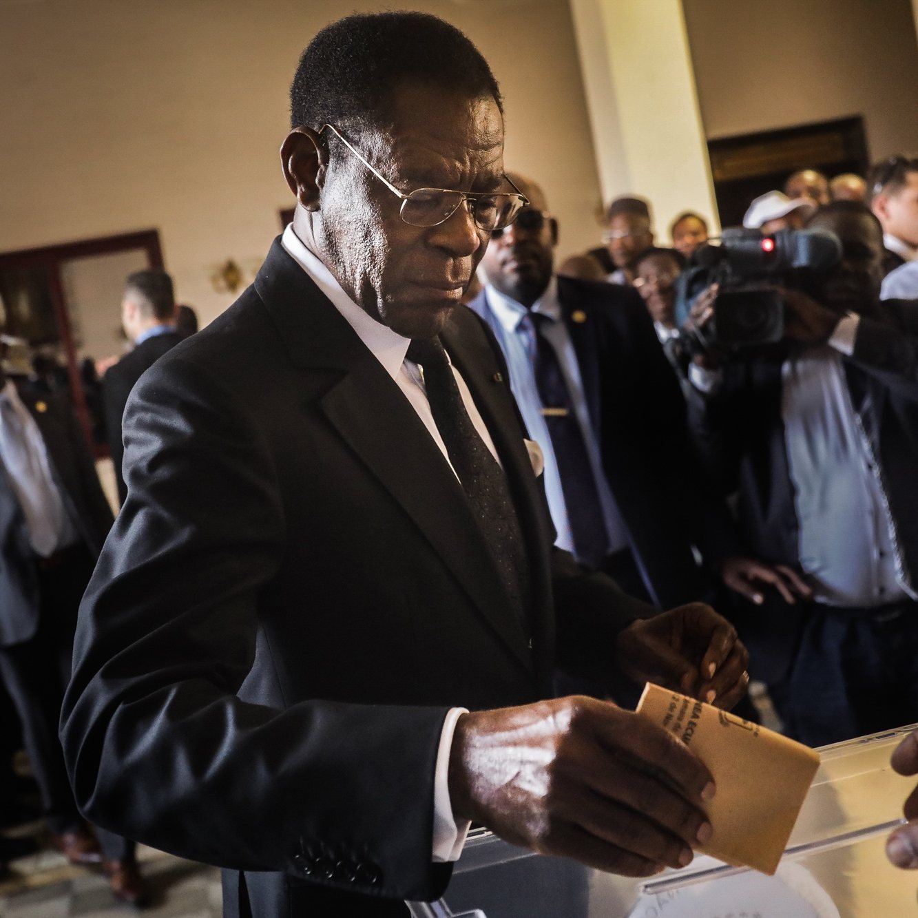 O Presidente da Guiné-Equatorial Teodoro Obiang exerce o seu direito de voto nas Eleições Legislativas e Autárquicas, em Malabo, Guiné Equatorial, 12 de novembro de 2017.
A Guiné Equatorial contava com 1.220.000 habitantes em 2016, segundo dados do Banco Mundial. O país é dirigido desde agosto de 1979 por Teodoro Obiang, que detém o recorde de longevidade no poder em África. MÁRIO CRUZ/LUSA