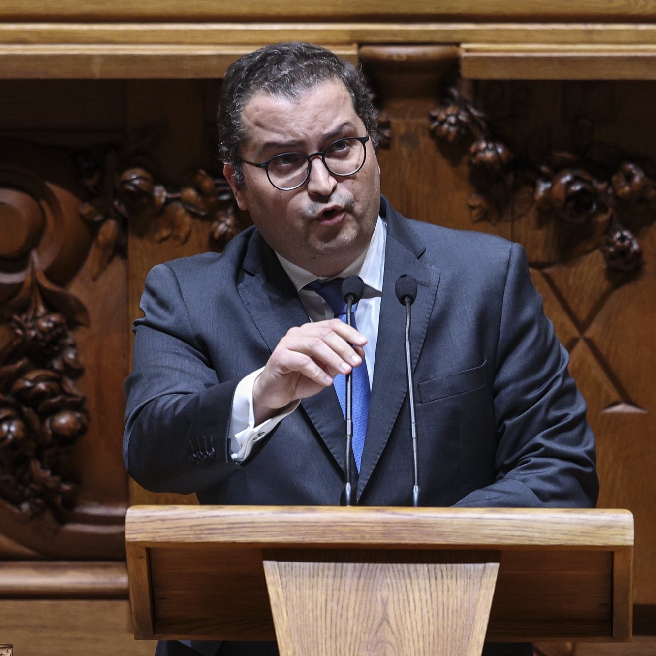 O deputado do Partido Social Democrata (PSD), Joaquim Miranda Sarmento, intervém durante o debate parlamentar de discussão e aprovação do Orçamento do Estado para 2024 na Assembleia da República em Lisboa, 31 de outubro de 2023. MIGUEL A. LOPES/LUSA