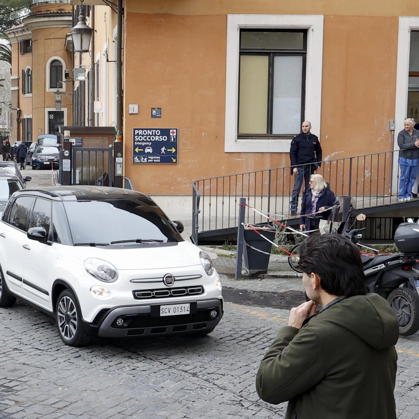 epa11186361 A car carrying Pope Francis leaves the hospital after a medical visit, in Rome, Italy, 28 February 2024. Pope Francis, immediately after the morning&#039;s general audience went to Gemelli Hospital on Tiber Island for a visit.  EPA/FABIO FRUSTACI