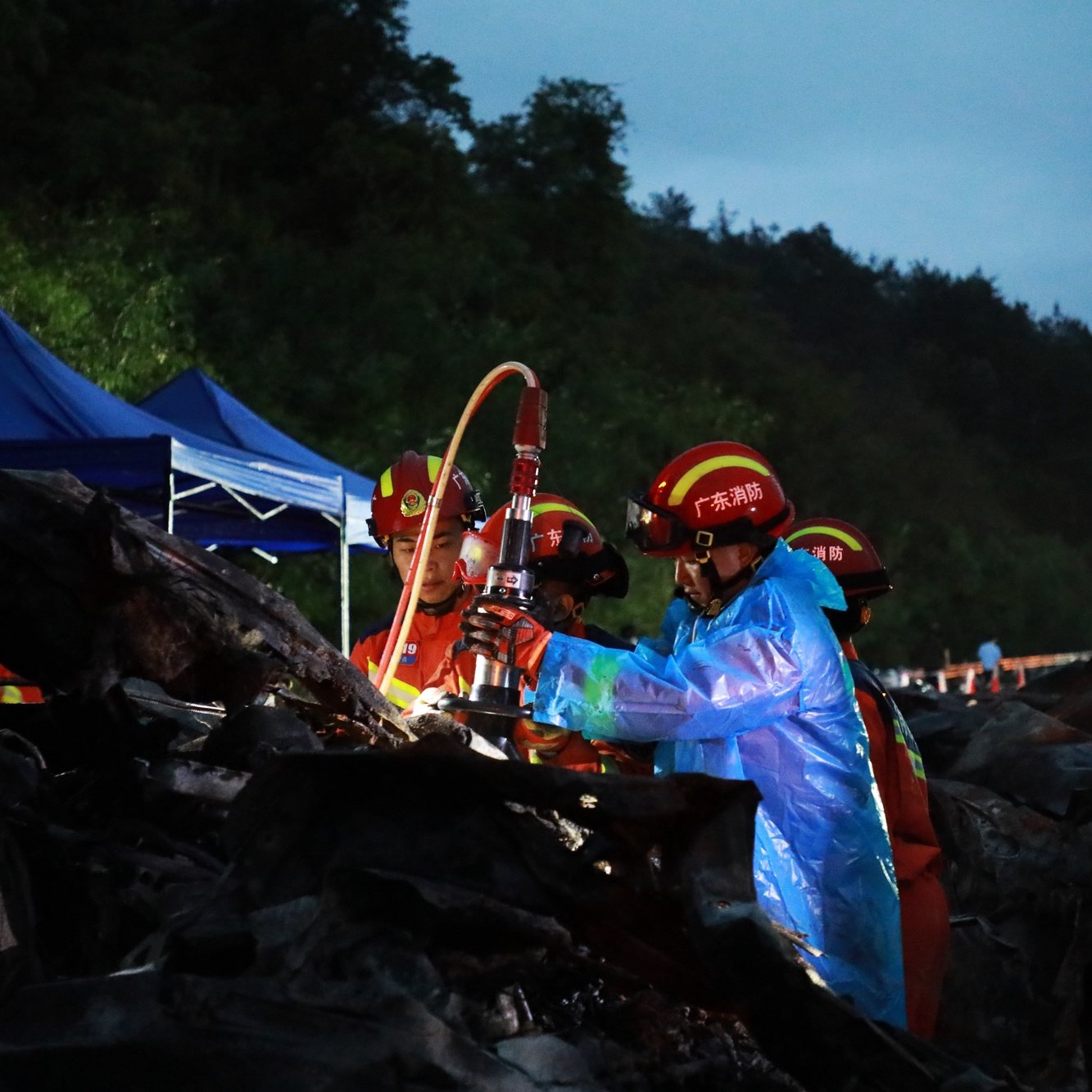 epa11312757 Rescuers work at the site of an expressway collapse accident on the Meizhou-Dabu Expressway in Meizhou, south China&#039;s Guangdong Province, 01 May 2024. The death toll has risen to 24 after part of an expressway collapsed causing 20 vehicles to plunge early 01 May, local authorities said. Another 30 people are receiving hospital treatment, with none in life-threatening condition, according to the government of the province&#039;s Meizhou city.  EPA/XINHUA / WANG RUIPING CHINA OUT / UK AND IRELAND OUT / MANDATORY CREDIT  EDITORIAL USE ONLY  EDITORIAL USE ONLY