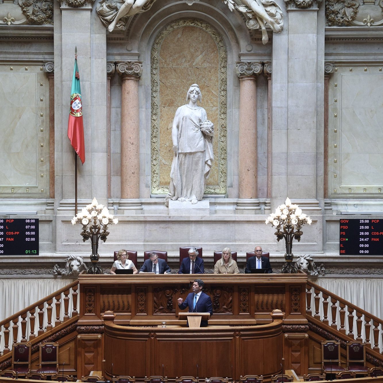 O líder e deputado do Chega, André Ventura, usa da palavra durante o debate parlamentar na Assembleia da República, em Lisboa, 04 de julho de 2024. TIAGO PETINGA/LUSA