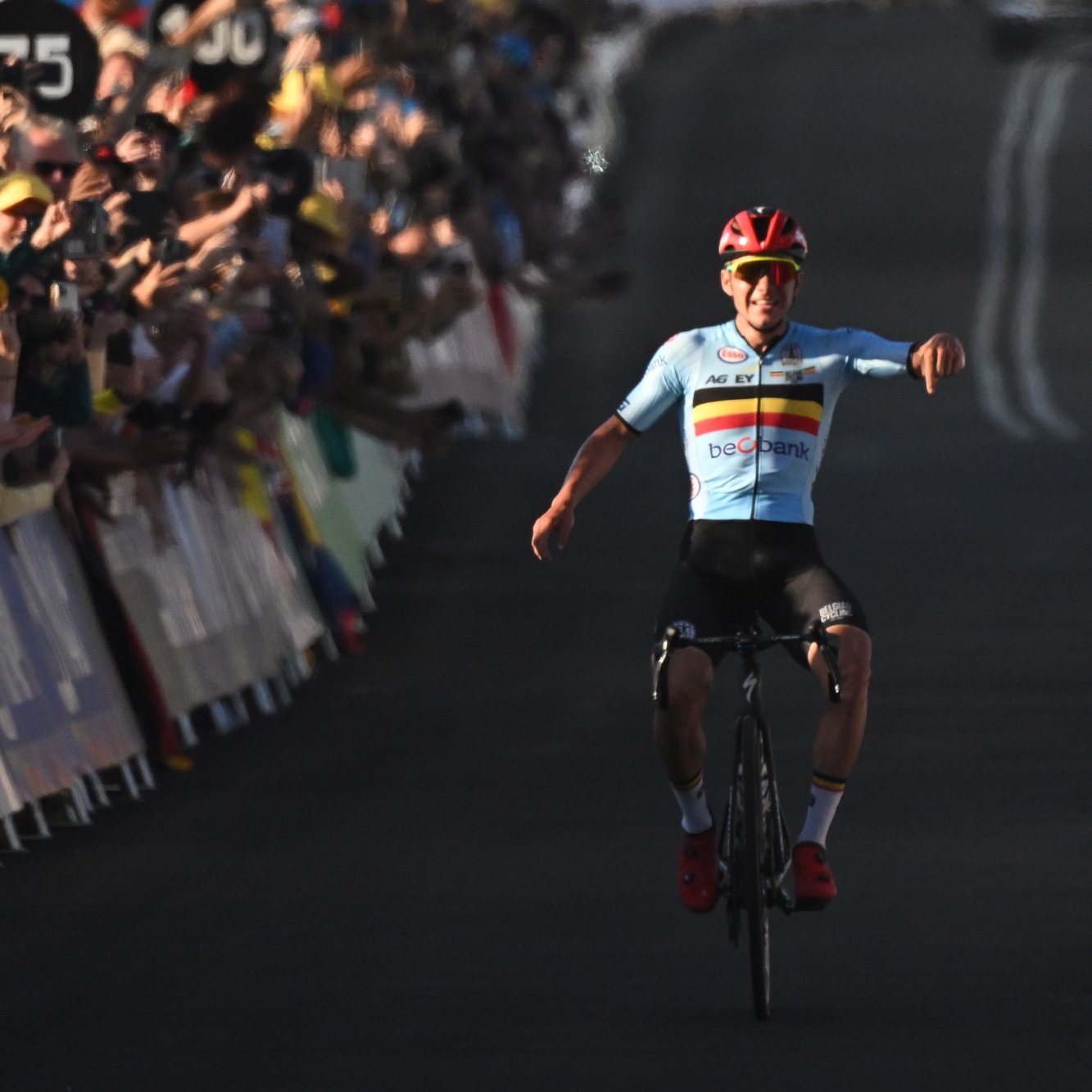 epa10205005 Remco Evenepoel of Belgium wins the gold medal in the Men&#039;s Elite Road Race during the 2022 UCI Road World Championships in Wollongong, south of Sydney, Australia, 25 September 2022.  EPA/DEAN LEWINS  AUSTRALIA AND NEW ZEALAND OUT