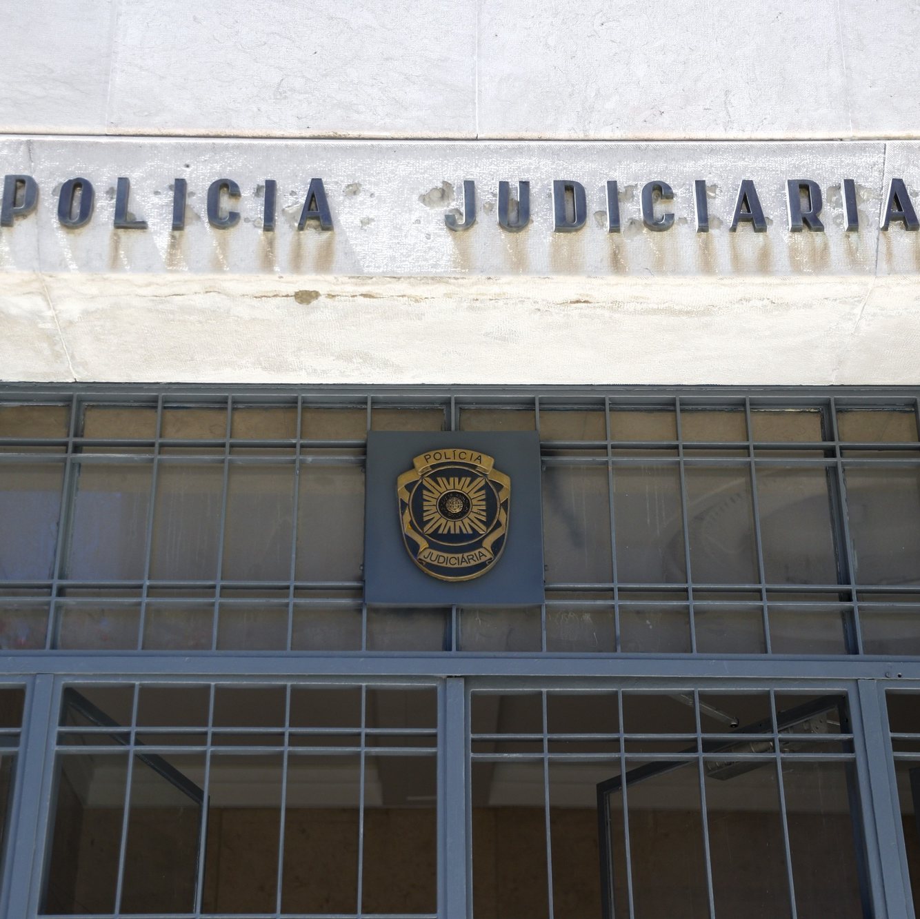 A Unidade de Informação Criminal da PJ localizou e deteve o fugitivo na zona de Portimão, no distrito de Faro