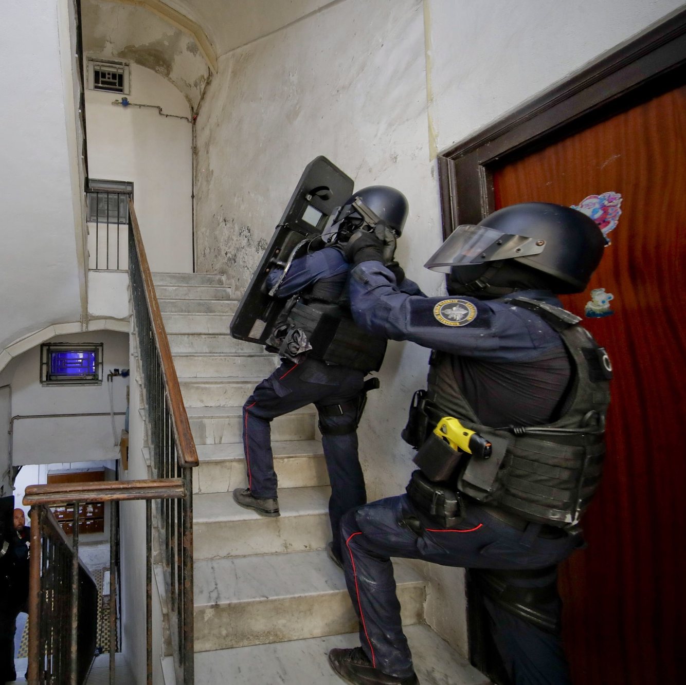 epa10845683 Special police units, financial police and carabinieri, take part in the joint operation with &#039;High Impact&#039; mode, in the Spanish quarters of Naples, Italy, 07 September 2023. In total, 800 officers were involved.  EPA/CIRO FUSCO