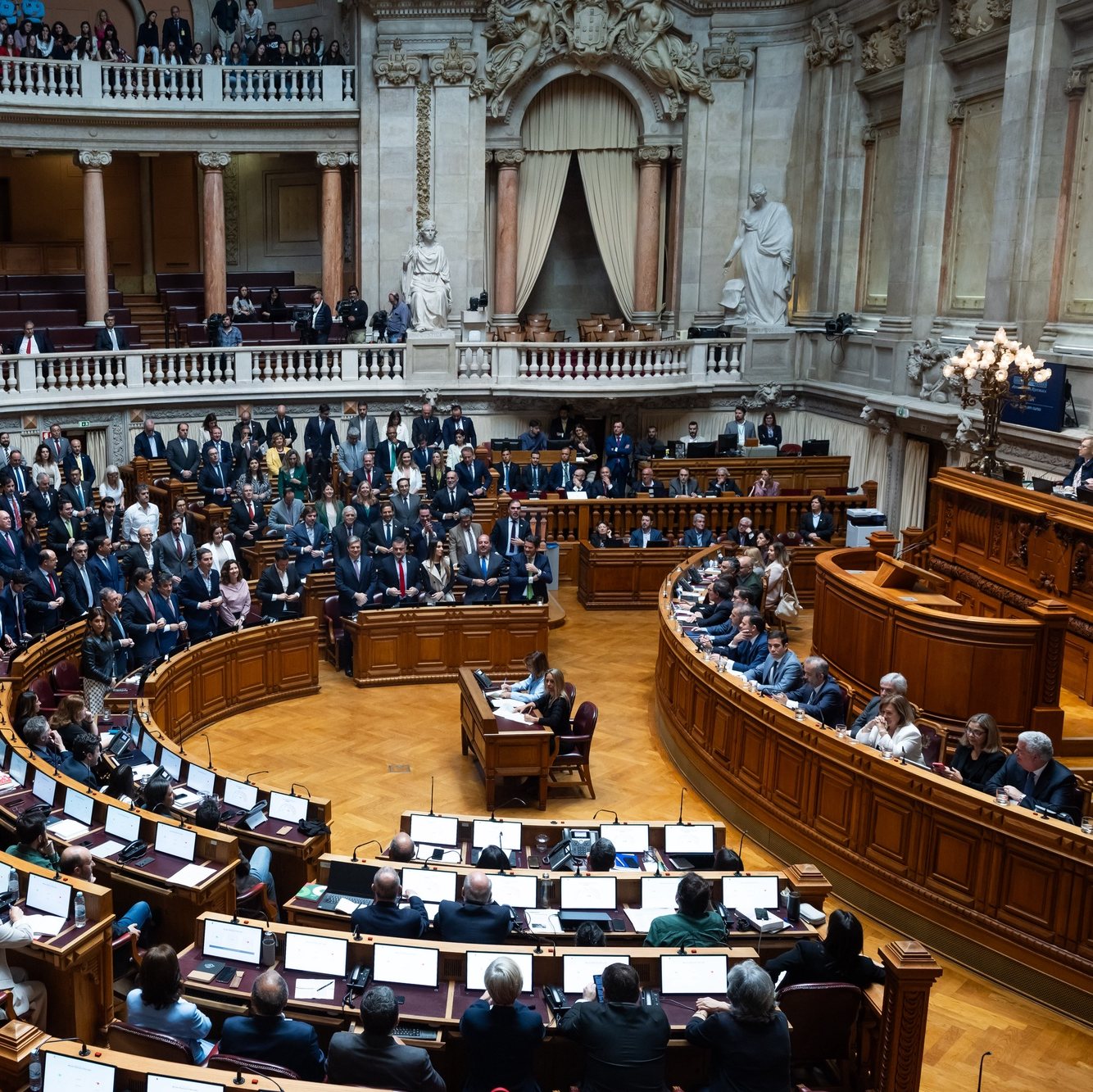 Deputados votam a moção de rejeição ao Governo durante a segunda sessão plenária de discussão do programa de Governo, na Assembleia da República, em Lisboa, 12 de abril de 2024. JOSÉ SENA GOULÃO/LUSA