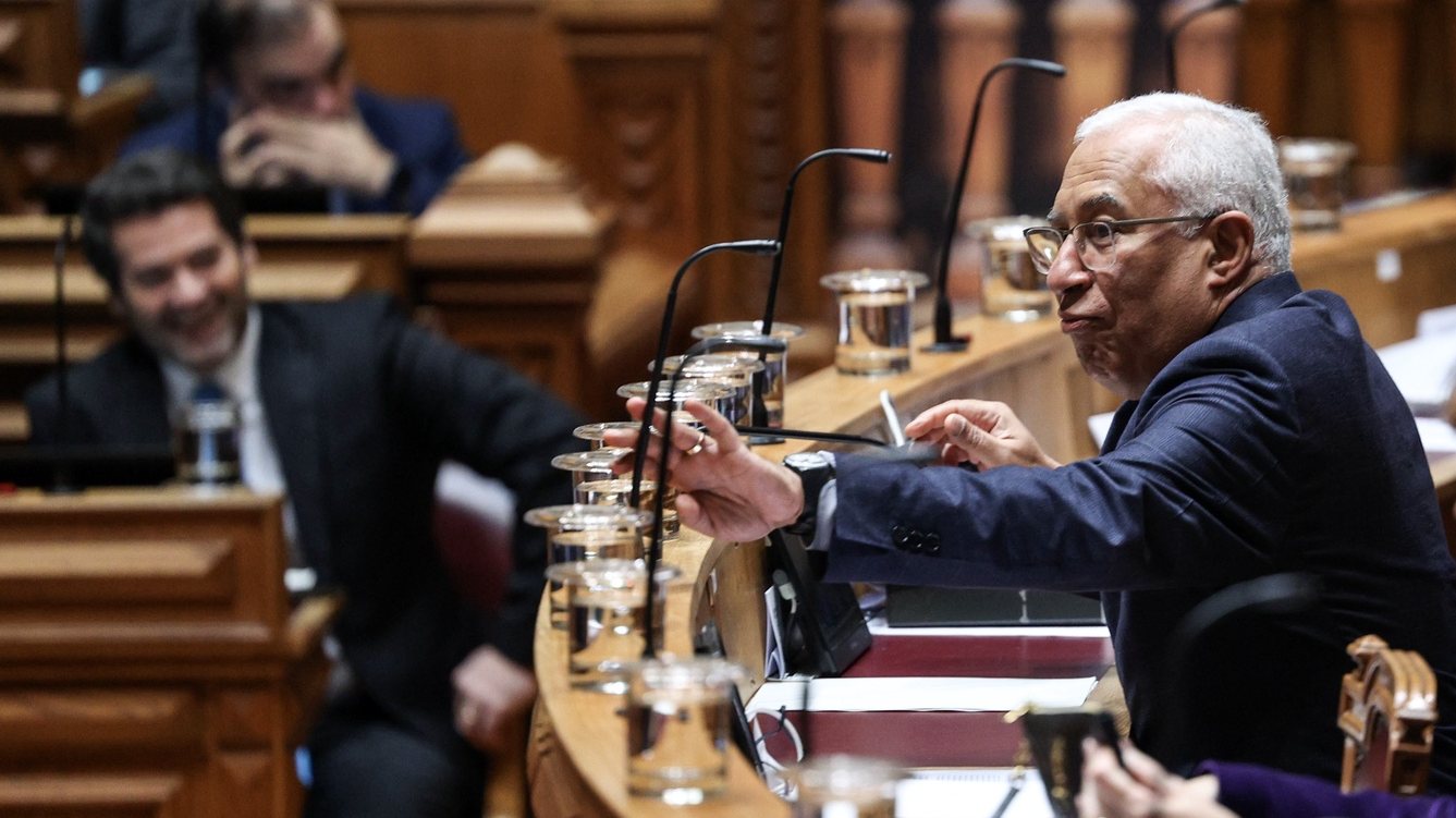 O primeiro-ministro, António Costa (E), durante o debate parlamentar sobre política geral, esta tarde na Assembleia da República, em Lisboa, 11 de janeiro de 2023. MIGUEL A. LOPES/LUSA