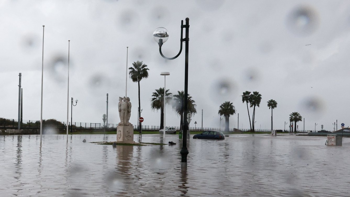Chuva forte que se fez sentir esta manhã alagou a baixa de Faro, 05 de dezembro de 2022. A Proteção Civil registou hoje cerca de 30 ocorrências em Faro por causa da chuva intensa que começou a cair desde as 07:00 e provocou inundações na via pública, espaços comerciais e garagens. LUÍS FORRA/LUSA