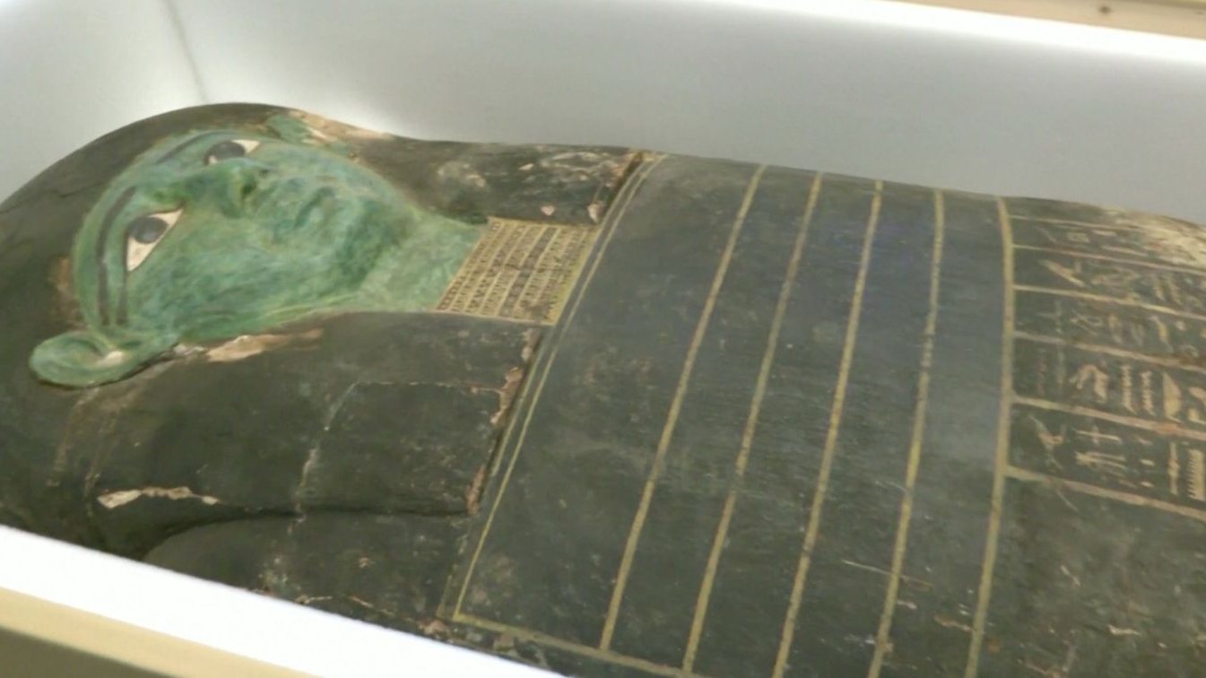 O retrato no sarcófago é pintado de verde, uma cor que simbolizava a ressurreição no antigo Egito