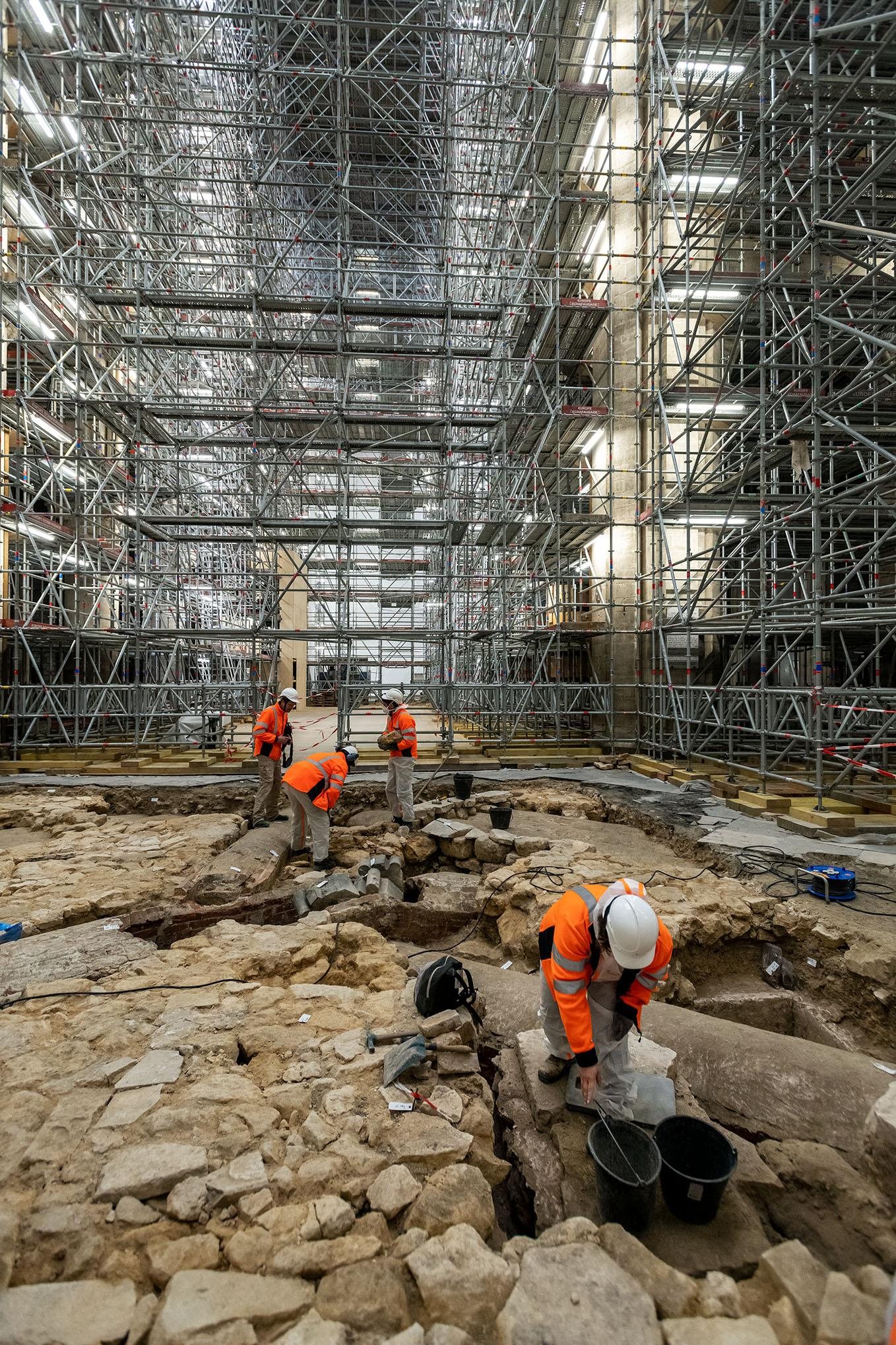 Escavação arqueológica em Notre Dame