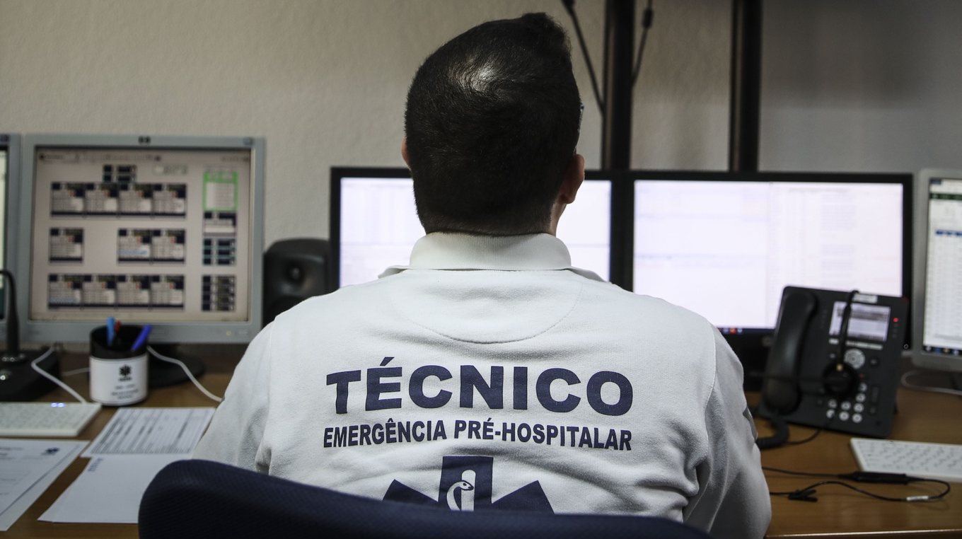 Um técnico de emergência pré-hospitalar do INEM observa o painel de ocorrencias durante o seu turno na Sala de Situação Nacional para a pandemia covid-19, Lisboa, 03 abril 2020.  (ACOMPANHA TEXTO DO DIA 05 ABRIL 2020).  ANDRÉ KOSTERS / LUSA