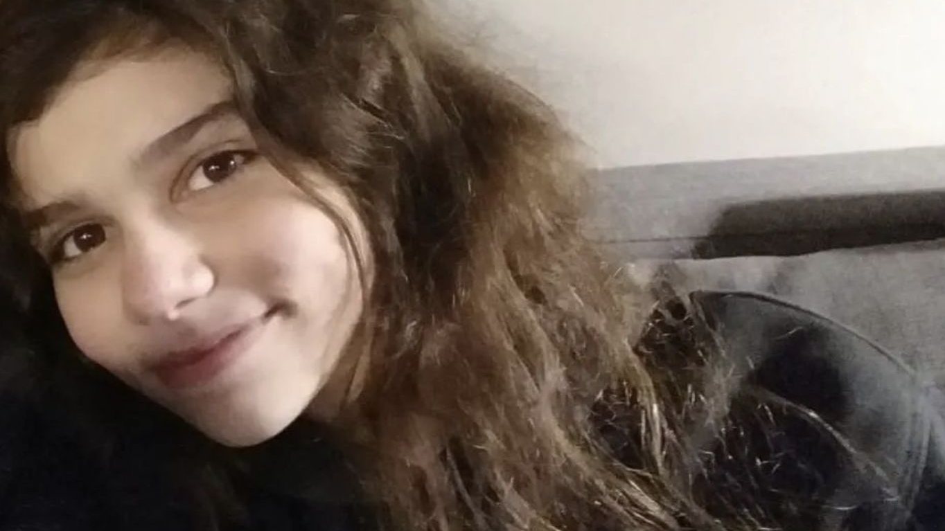 Amélie Battle Bastos tem 16 anos e foi dada como desaparecida esta segunda-feira. O corpo foi encontrado na zona de buscas pela Polícia Marítima