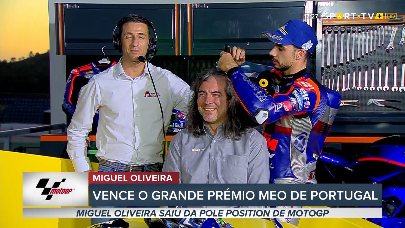 O momento em que Miguel Oliveira começou a cortar o cabelo do comentador Vítor Martins à máquina, com o &quot;relato&quot; de Miguel Praia