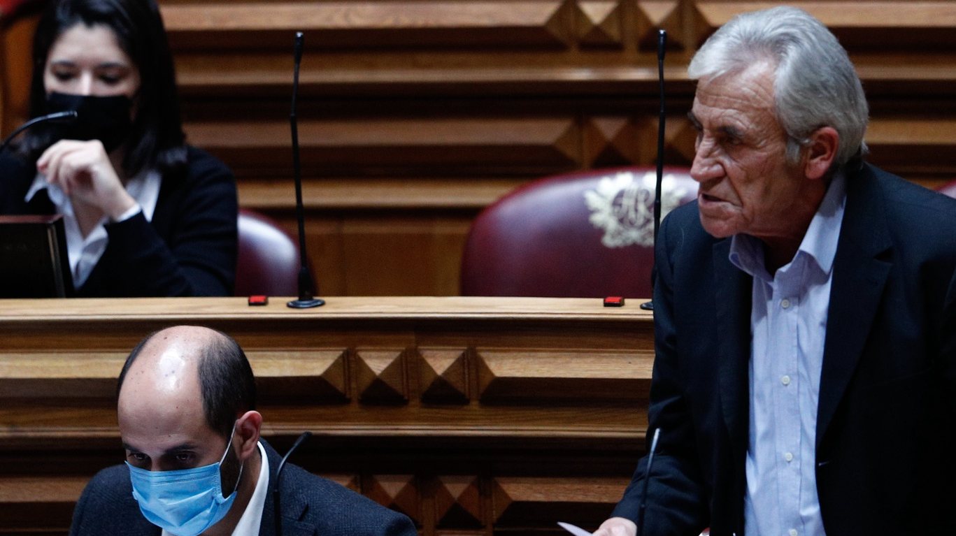 O secretário-geral do PCP, Jerónimo de Sousa, intervém no debate parlamentar de discussão na generalidade do Orçamento do Estado para 2021 (OE2021), na Assembleia da República, em Lisboa, 27 de outubro de 2020. ANTÓNIO COTRIM/LUSA
