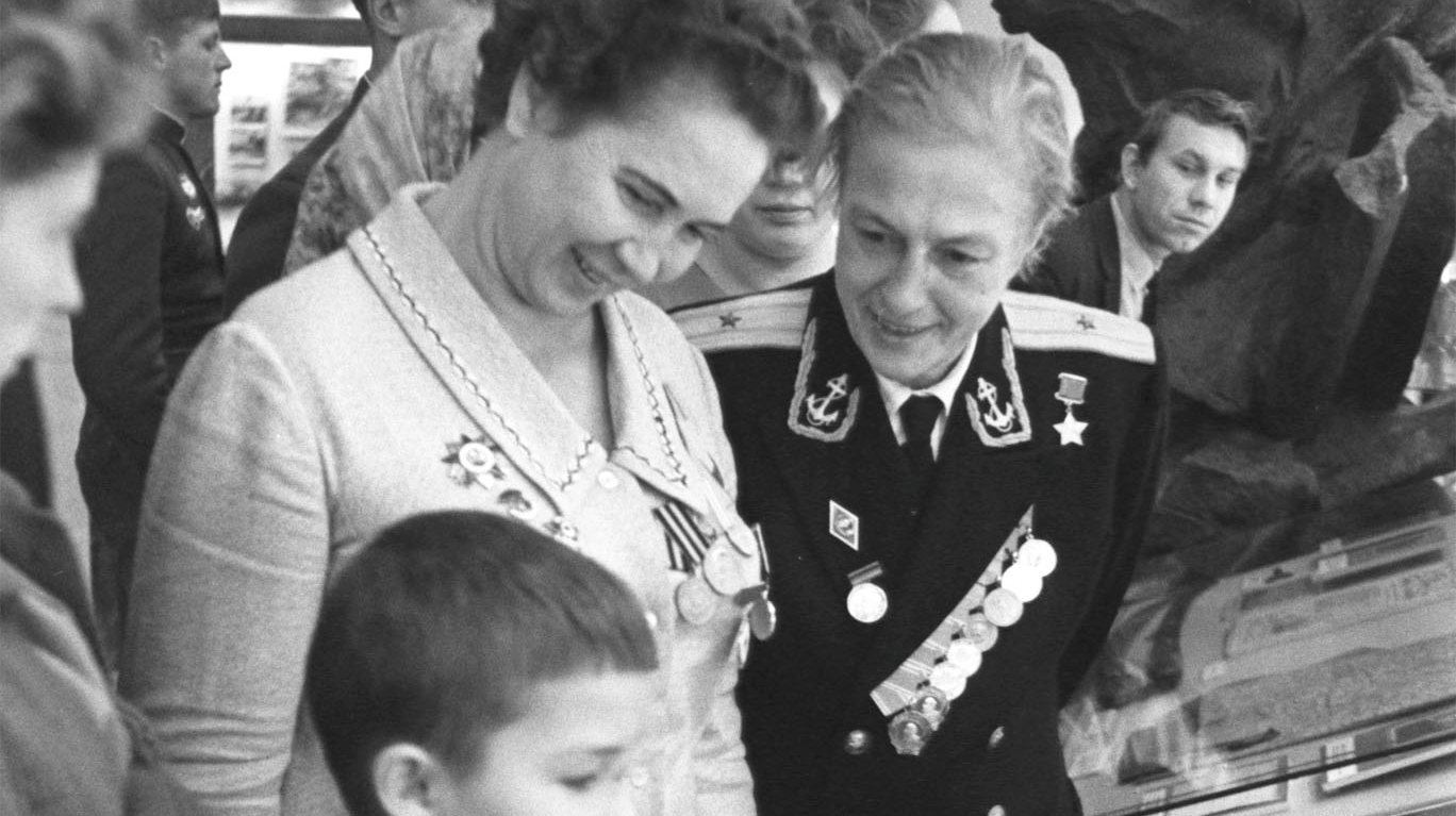 Lyudmila Pavlichenko (D), em 1967