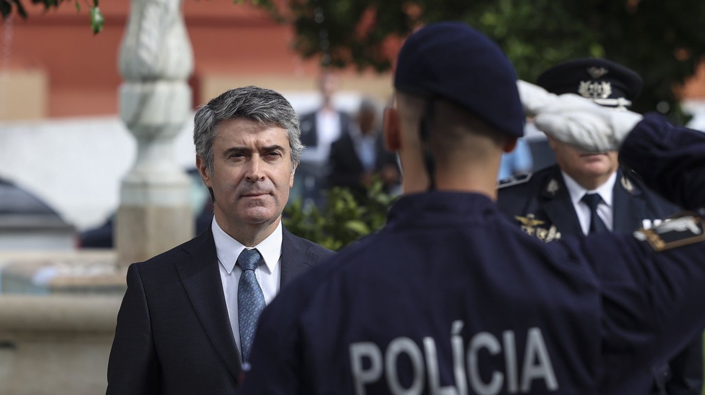 MAI anuncia contratação de 300 funcionários não policiais para PSP ...