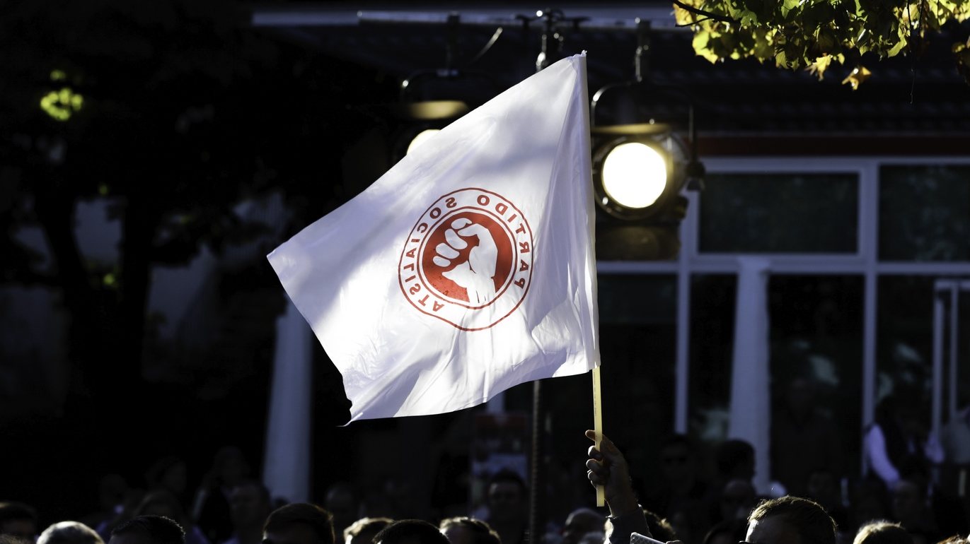 Uma bandeira do Partido Socialista durante uma ação de campanha do candidat do PS à Câmara da Guarda, Eduardo Brito, no Jardim José Lemos, Guarda, 17 de setembro de 2017. PAULO NOVAIS/LUSA