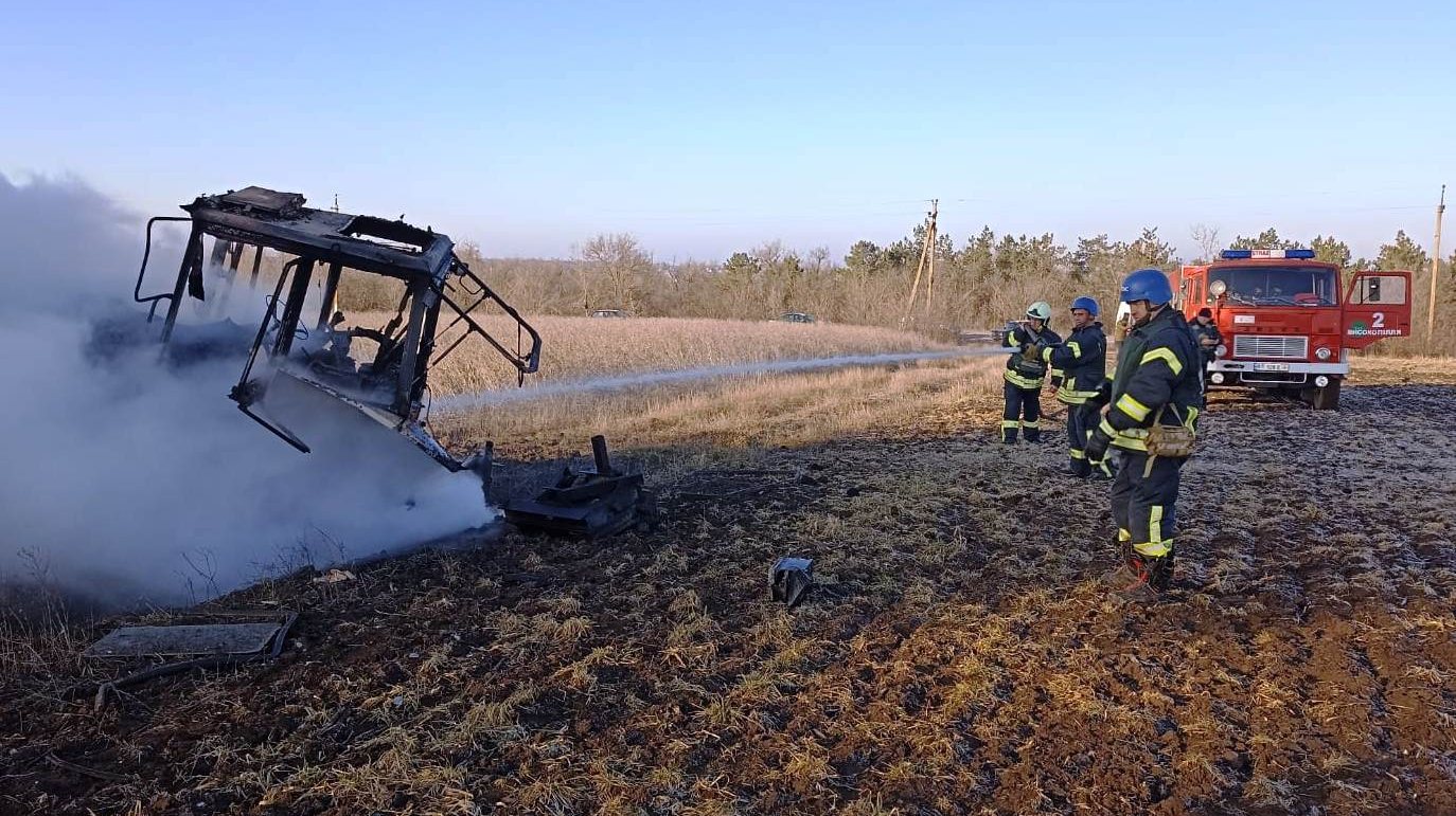 Trator danificado em Kherson, a 2 de março de 2023, na sequência da explosão de uma mina terrestre