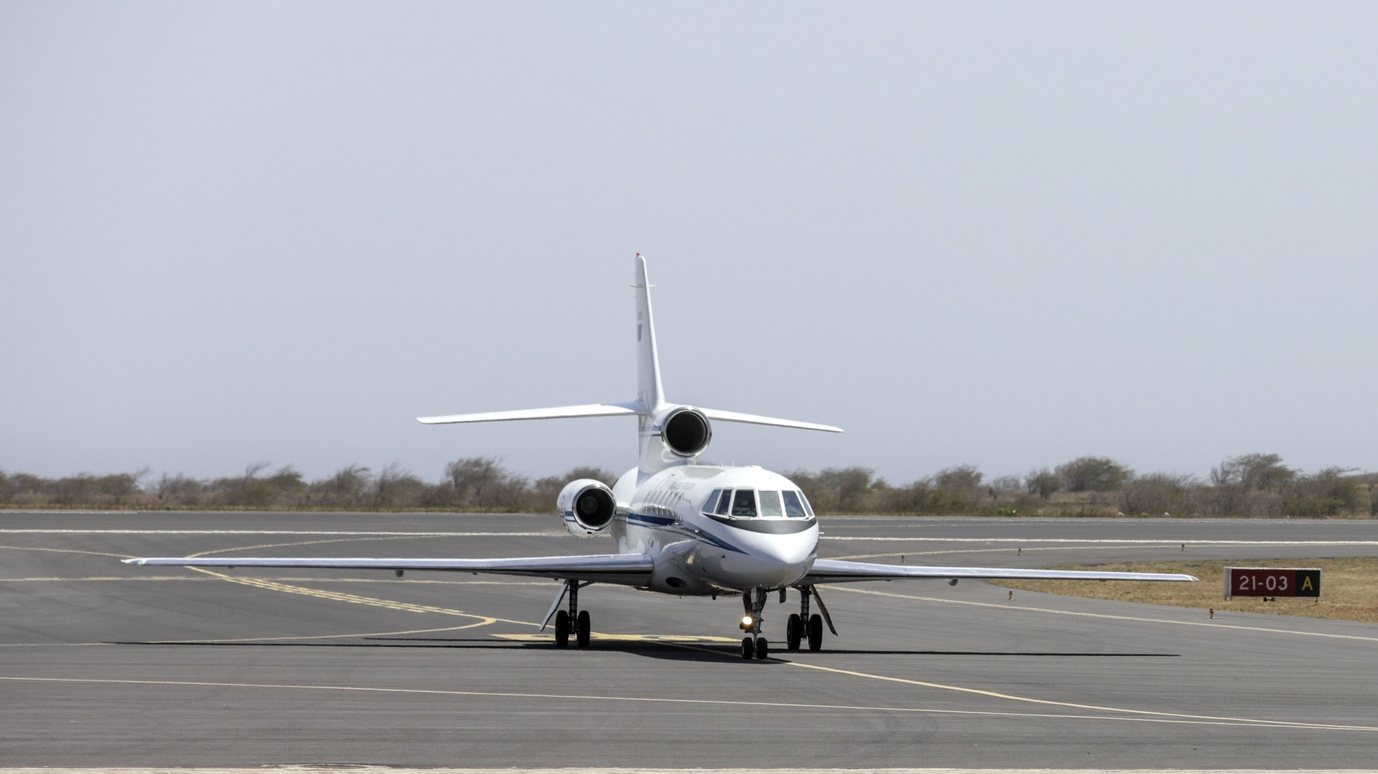 A aeronave Marcel-Dassault Falcon 50 da Força Aérea de Portugal que transportou o primeiro-ministro, António Costa (ausente da fotografia), durante a visita a Cabo Verde, no aeroporto Internacional Nelson Mandela, na Praia, cabo Verde, 06 de março de 2022. ELTON MONTEIRO/LUSA