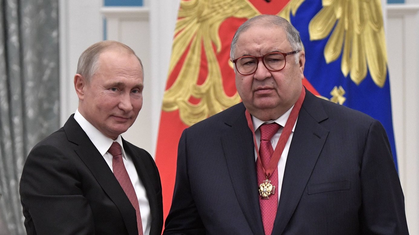 epa07192934 Russian President Vladimir Putin (L) shakes hands with Russian billionaire tycoon, USM Holding founder Alisher Usmanov (R) during a state awards ceremony  at the St. Catherine Hall in the Kremlin in Moscow, Russia, 27 November 2018. Alisher Usmanov was awarded with the 3rd degree Order For Merit to the Fatherland.  EPA/ALEXEY NIKOLSKY / SPUTNIK / KREMLIN POOL MANDATORY CREDIT