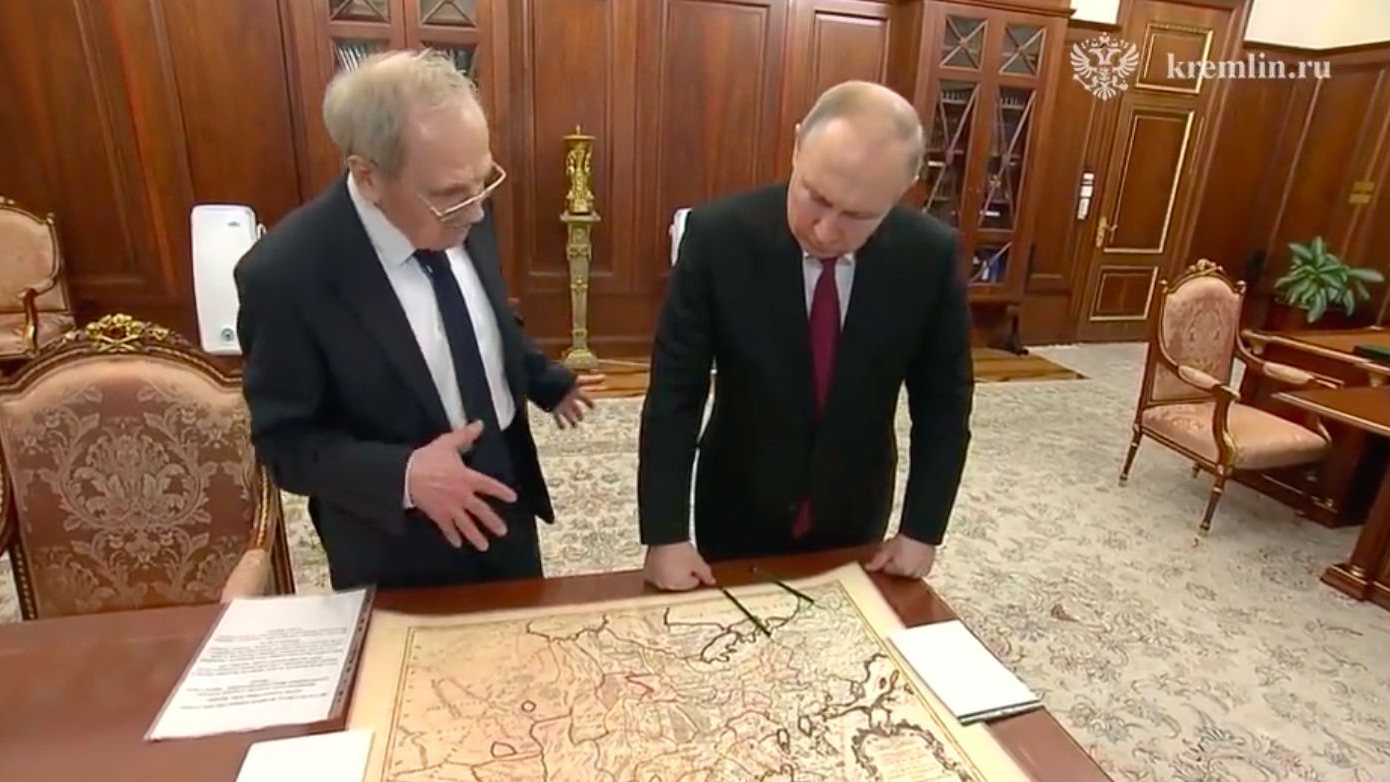 Putin fez o comentário enquanto olhava para o mapa do Império Russo desenhado na França no século XVII, oferecido por Zorkin, que recebeu um prémio no Kremlin esta terça-feira