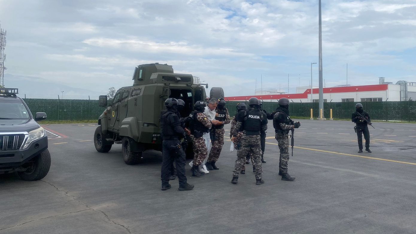 epa11262914 A handout photo made available by the Ecuadorian Army Forces shows the arrival of former Vice President Jorge Glas (C) at the airport in Guayaquil, Ecuador, 06 April 2024. Glas, Vice President during Rafael Correa and Lenin Moreno&#039;s presidential terms (2007-2017), convicted of corruption, was detained in the Mexican embassy facilities in Quito on 05 April 2024. Mexico broke diplomatic ties with Ecuador for the operation in the embassy to detain Glas, who was moved to the La Roca jail early 06 April 2024.  EPA/Ecuadorian Army Forces HANDOUT BEST QUALITY AVAILABLE HANDOUT EDITORIAL USE ONLY/NO SALES HANDOUT EDITORIAL USE ONLY/NO SALES