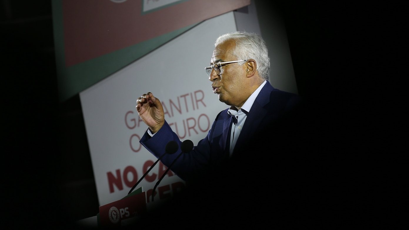 O secretário-geral do Partido Socialista (PS), António Costa, discursa durante um comício de campanha para as eleições autárquicas na praça do Giraldo, em Évora, 21 de setembro de 2021. NUNO VEIGA/LUSA