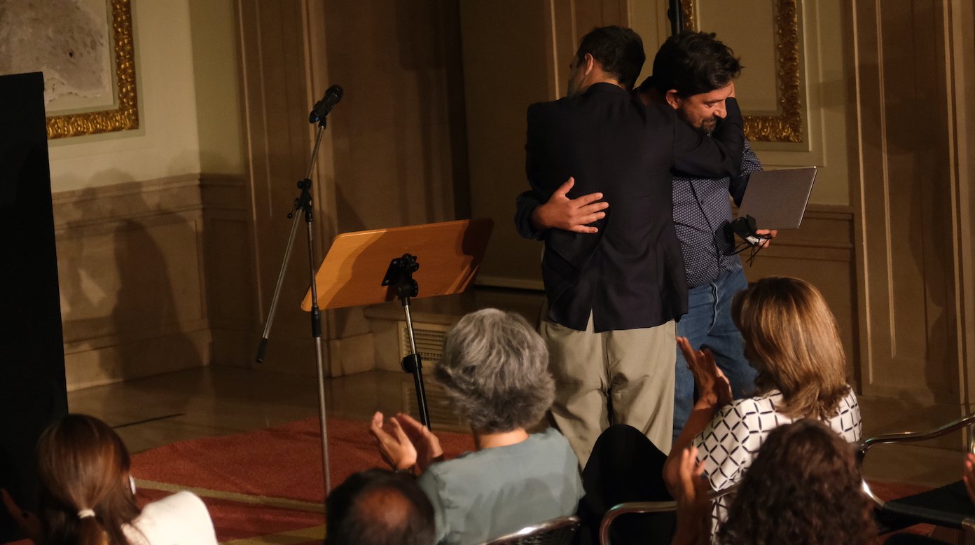 O abraço entre o próximo diretor artístico do Teatro Nacional D. Maria II (Pedro Penim) e o atual, Tiago Rodrigues, que programou a sua última temporada