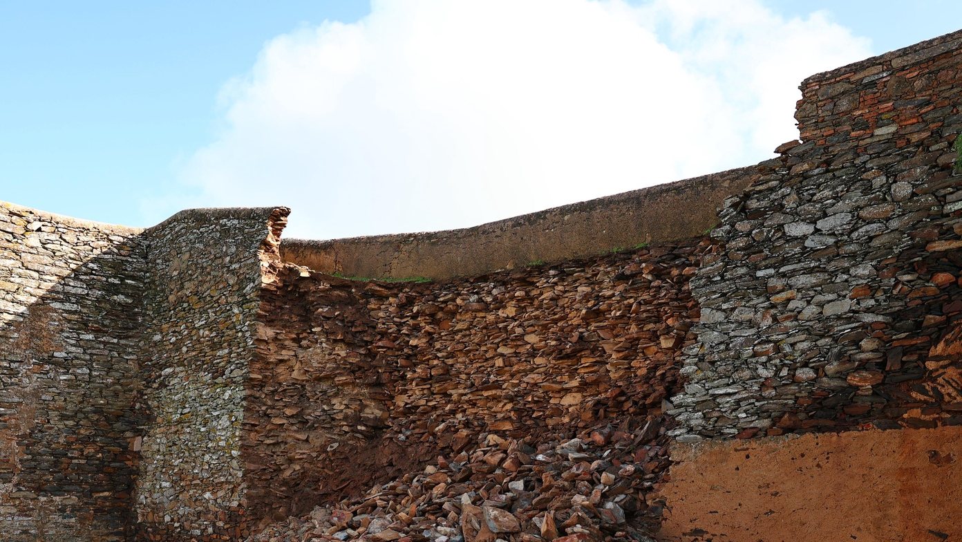 Um troço com cerca de cinco metros da muralha do castelo de Veiros ruiu devido ao mau tempo dos últimos dias no concelho de Estremoz, distrito de Évora, 15 de dezembro de 2022. NUNO VEIGA/LUSA