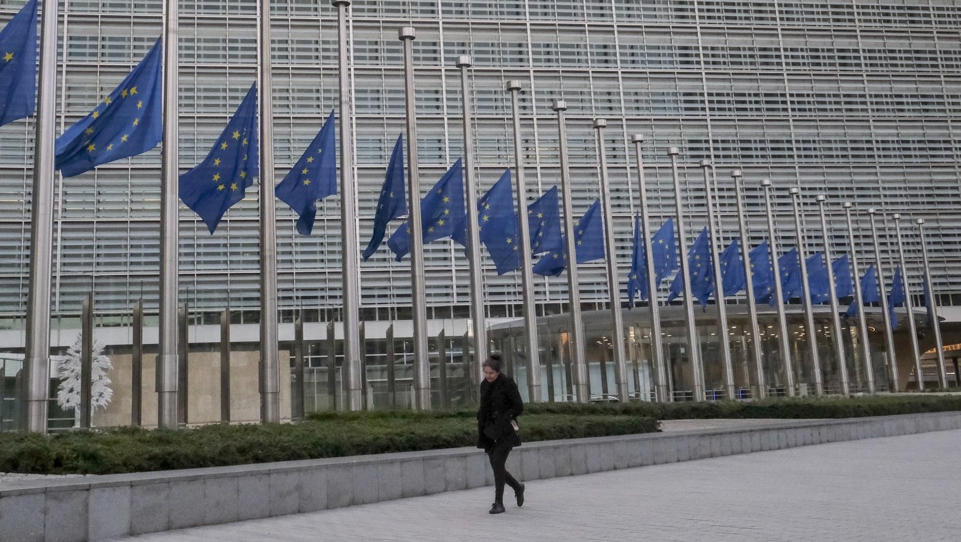 Bandeiras da União Europeia a meia haste na Comissão Europeia devido à morte do presidente do PE David Sassoli