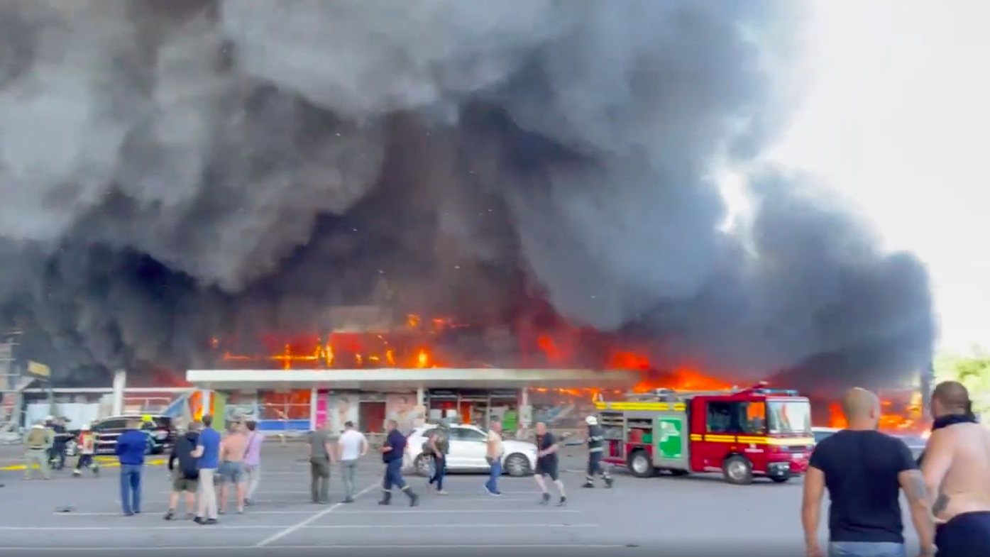 Ataque a centro comercial de Kremenchuk, na Ucrânia, a 27 de junho.
