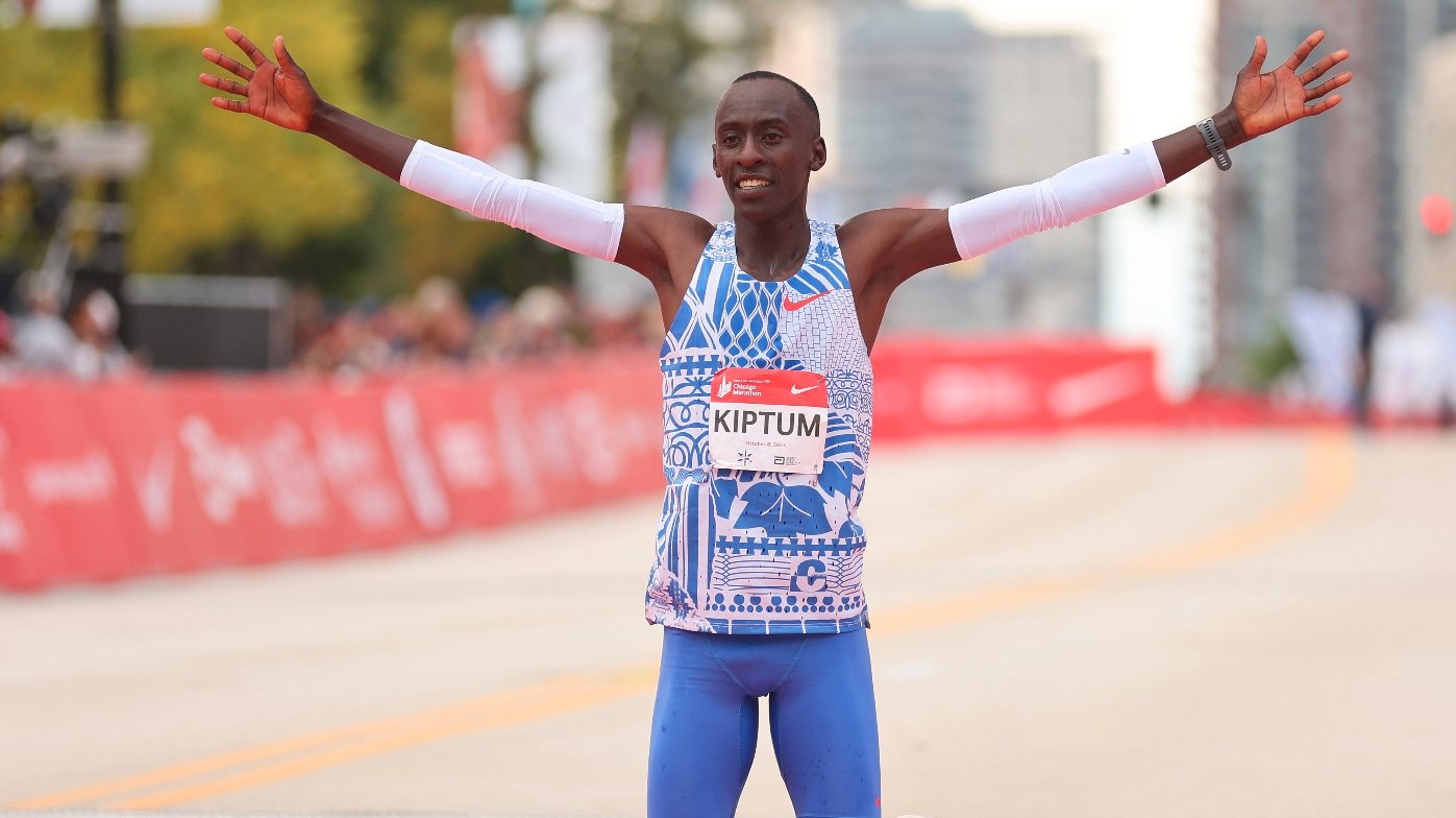 Kelvin Kiptum ultrapassou o ritmo abaixo do esperado das lebres nos quilómetros iniciais, acelerou na parte final e bateu o recorde mundial da maratona por 34 segundos
