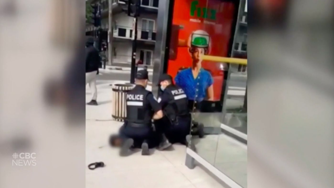 O vídeo, de 90 segundos, mostra dois agentes ajoelhados sobre um jovem, um dos quais sobre o pescoço