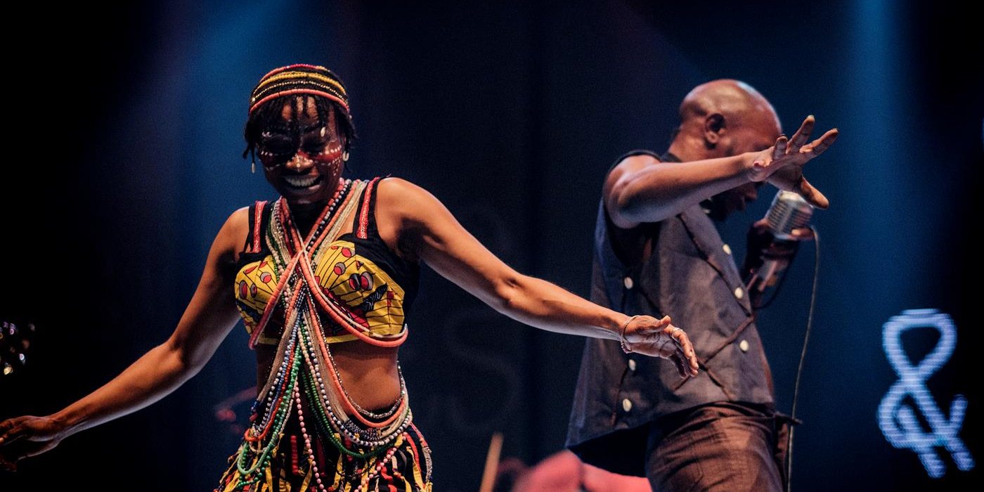 Num palco que tanto se cantou também se dançou muito. Sherafum Ayomide acompanhou o Seun Kuti com danças que se alimentavam de uma forte e diversificada componente instrumental