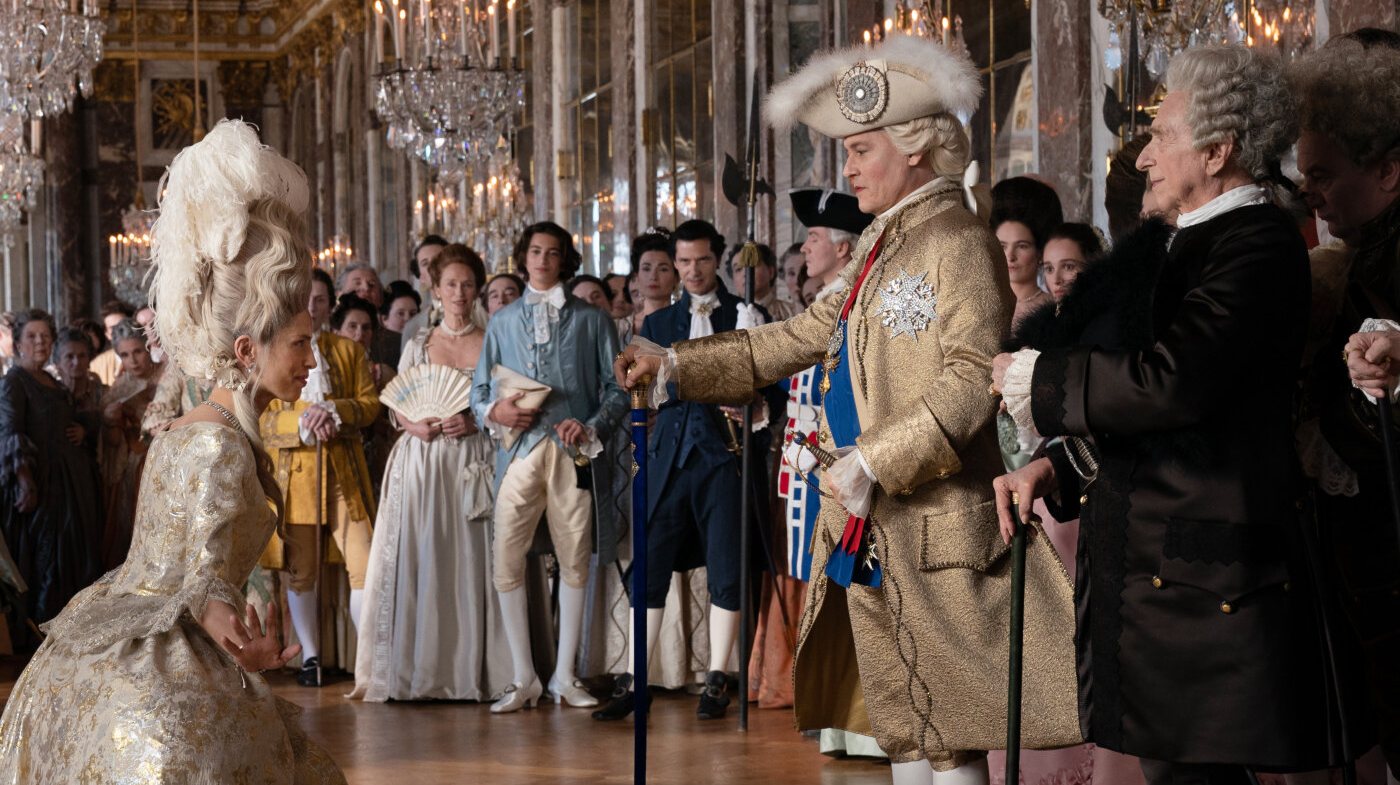 Jeanne du Barry (Maïwenn) é apresentada a Luís XV em Versalhes, em 'Jeanne du Barry-A Favorita do Rei', que a actriz também realiza.