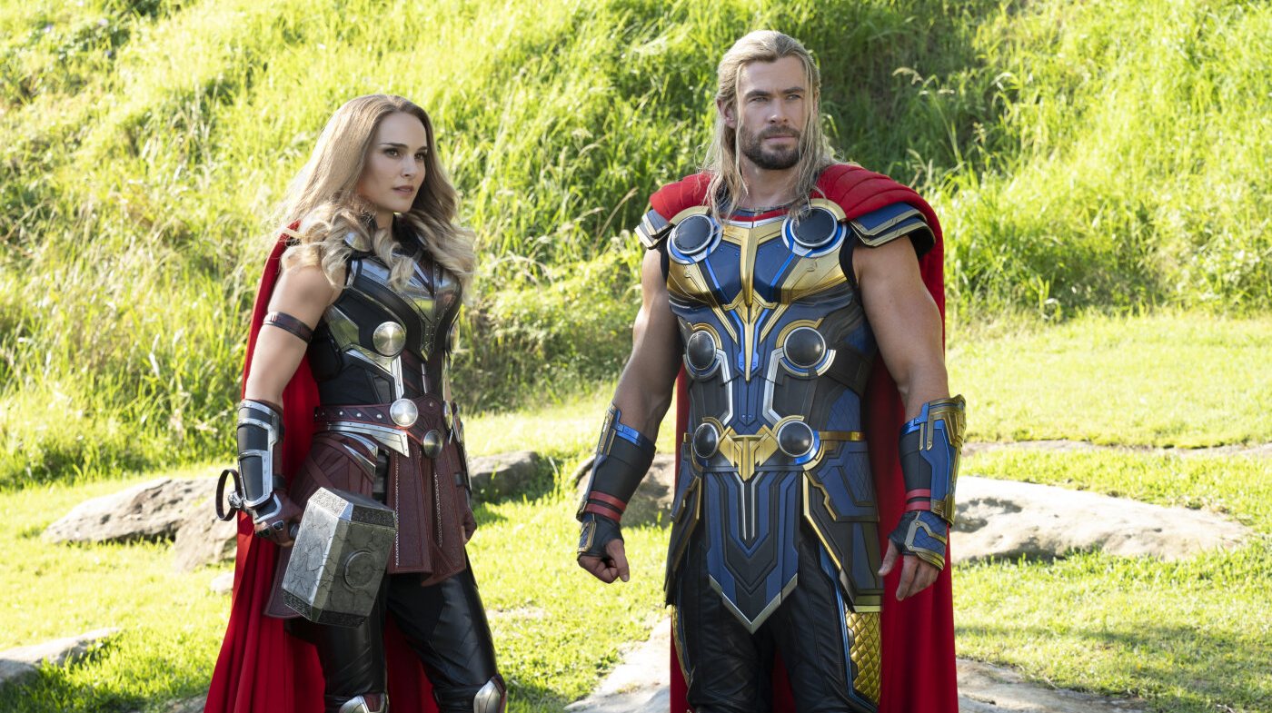 Natalie Portman e Chris Hemsworth, o casal Thor numa cena de &quot;Thor: Amor e Trovão&quot;