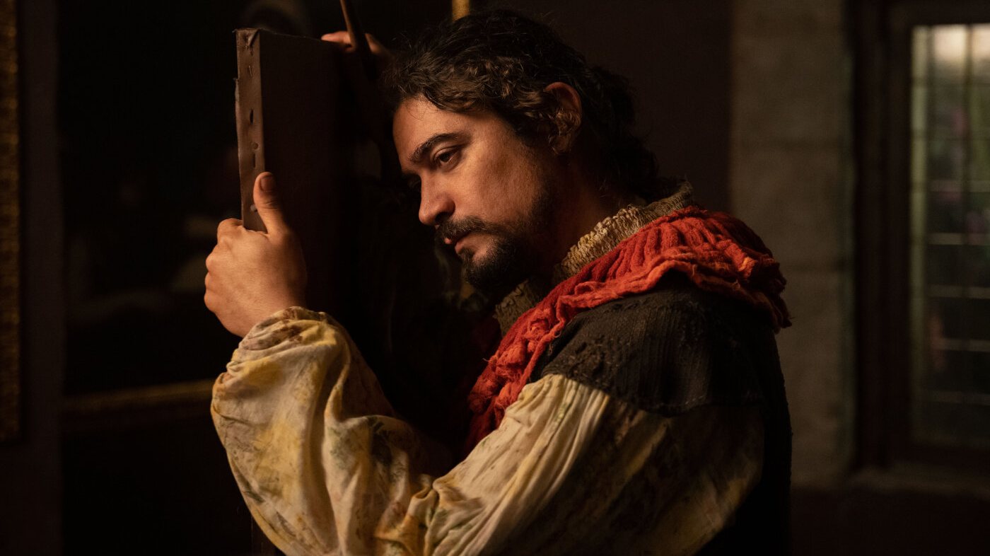 Riccardo Scarmacio personifica Caravaggio em 'A Sombra de Caravaggio', de Michele Placido.