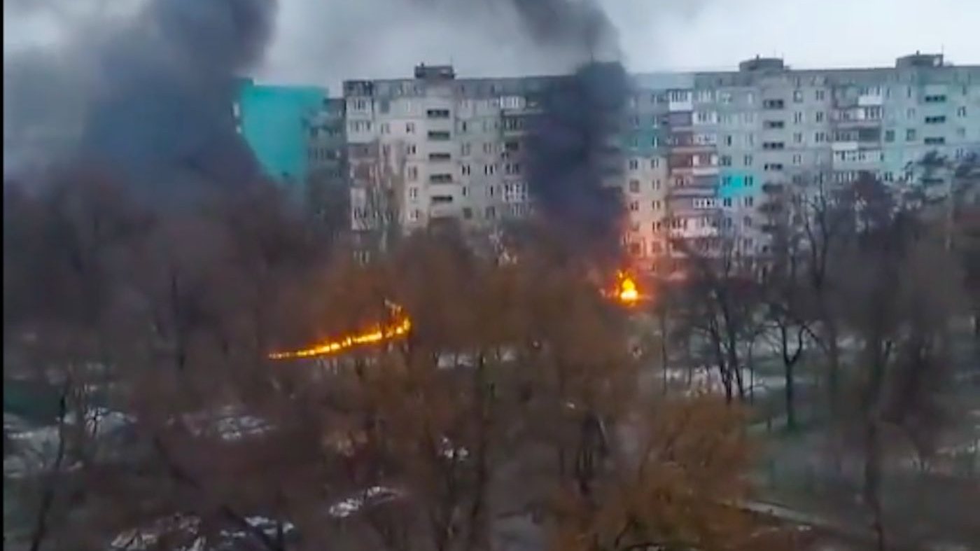 Bombardeamento de Mariupol. Vídeo publicado no Twitter por jornalista Liz Coolman
