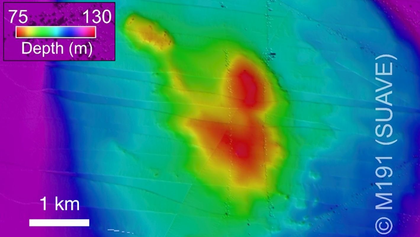 Mapa batimétrio do local onde foram descobertos três vulcões.