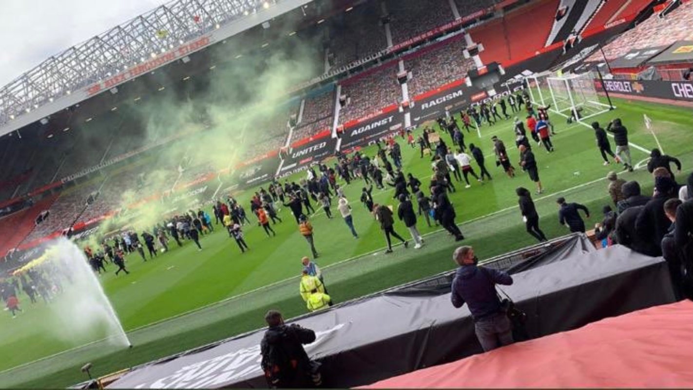 Cerca de 200 adeptos invadiram o relvado de Old Trafford antes do jogo, manifestando também a sua ira contra a equipa da Sky Sports