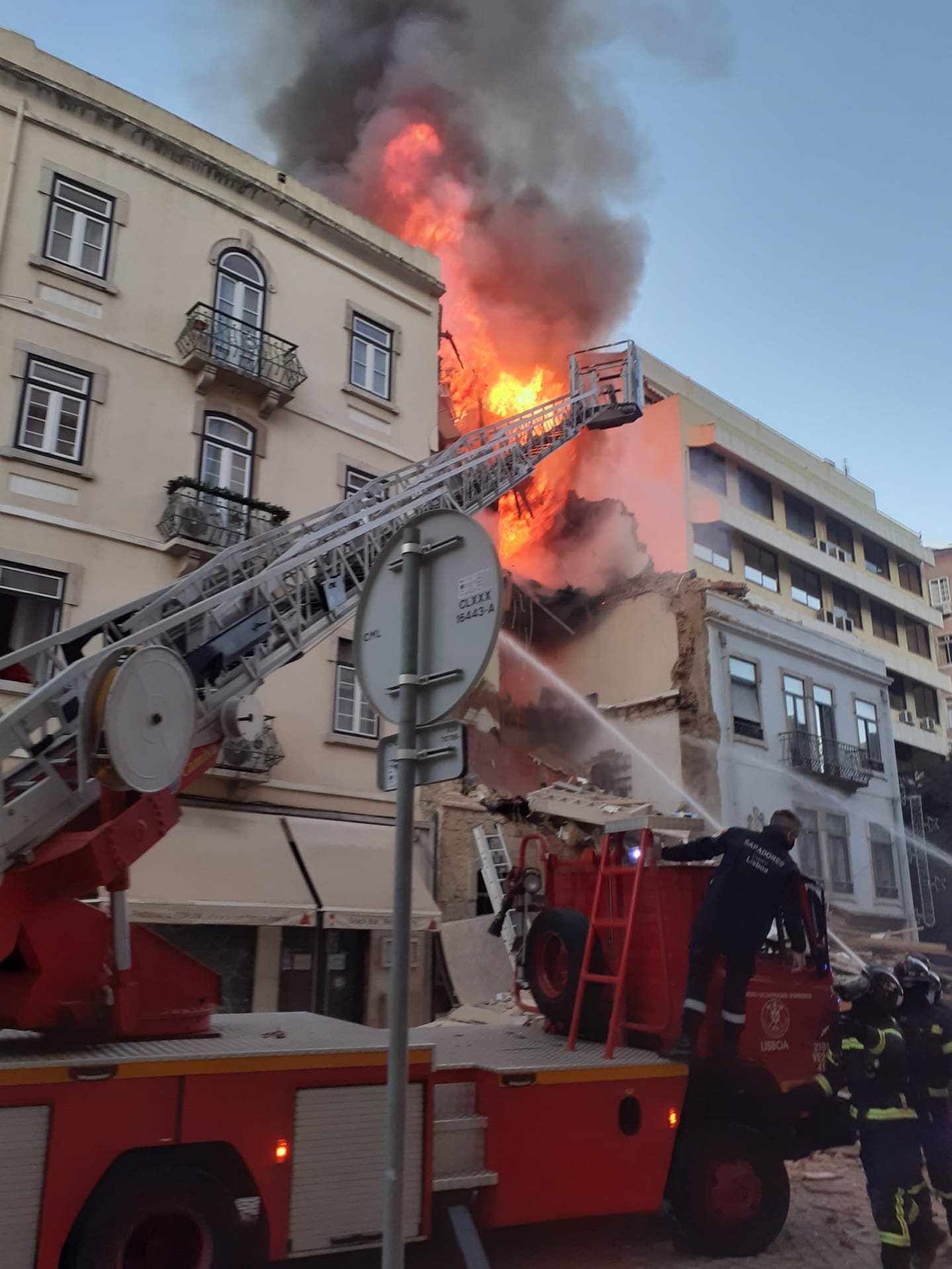 Para o local foram mobilizados meios dos bombeiros de Algueirão e de São Pedro de Sintra