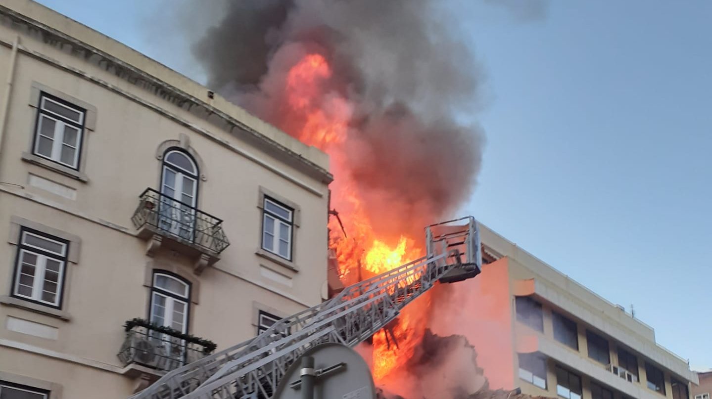 Para o local foram mobilizados meios dos bombeiros de Algueirão e de São Pedro de Sintra