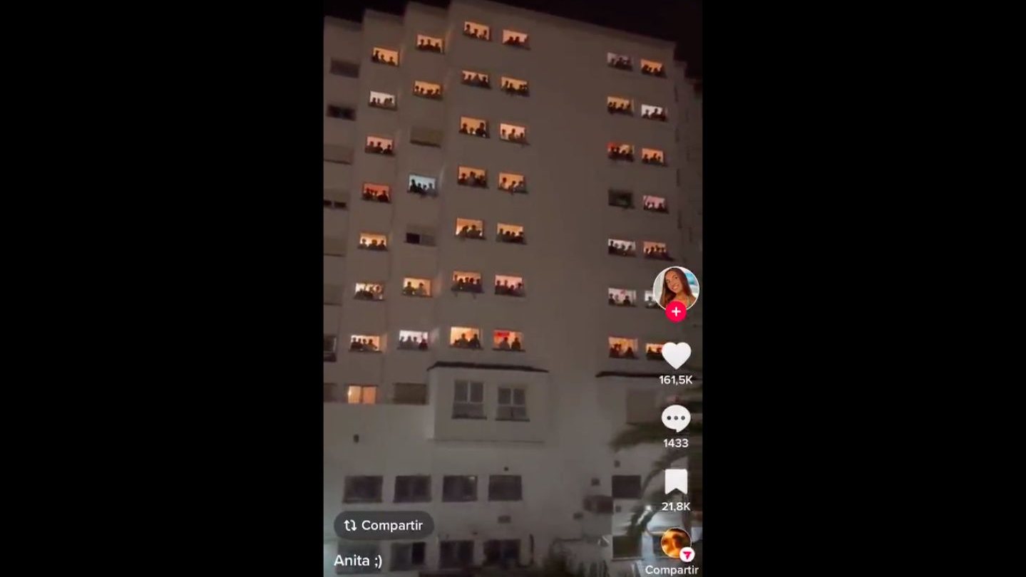 &quot;Frame&quot; de um vídeo gravado e publicado nas redes sociais, que captou os gritos dos alunos da residência masculina de Madrid Elias Ahuja